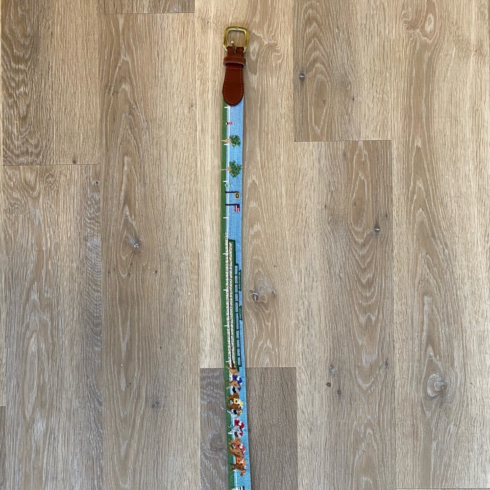 Size 32. Horse race hand-stitched needlepoint belt. Excellent condition.